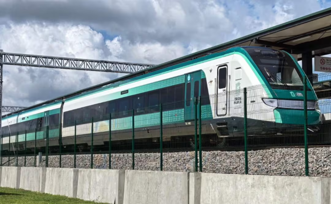 Maya Train suspends service in Campeche; 120 passengers evacuated after a wheel came off the track.